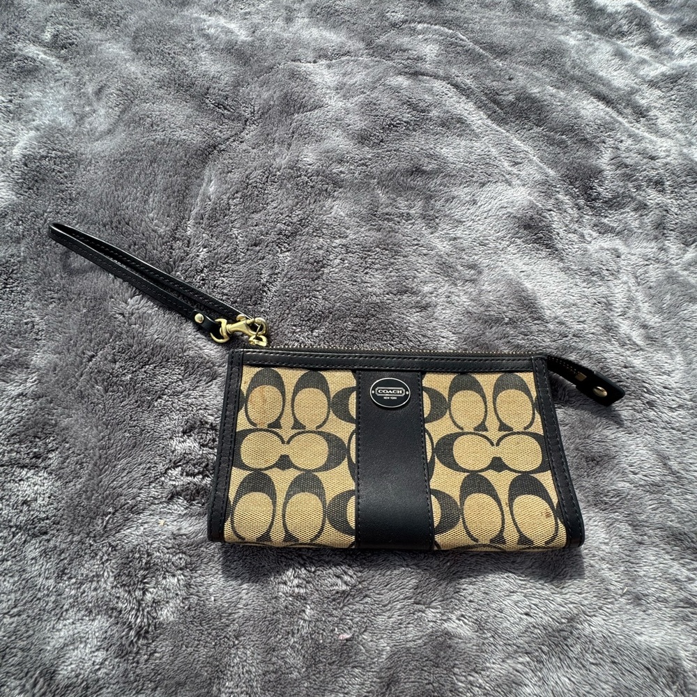 Coach Signature Black & Tan Wristlet - Vintage🤎✨